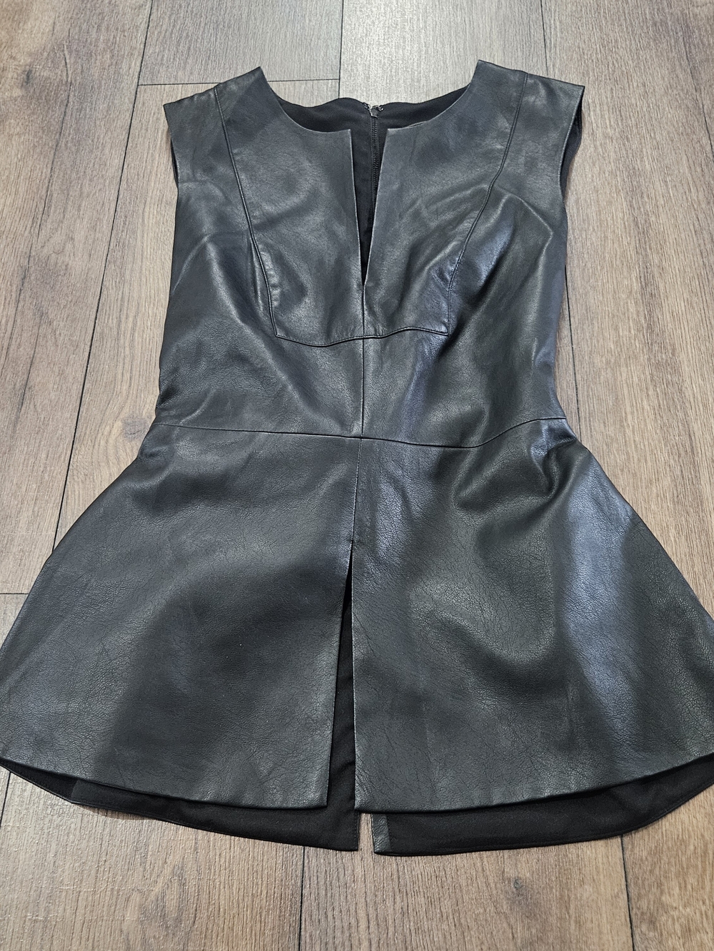 BCBGMAXAZRIA Faux Leather V-Neck Sleeveless Peplum Top Size Medium